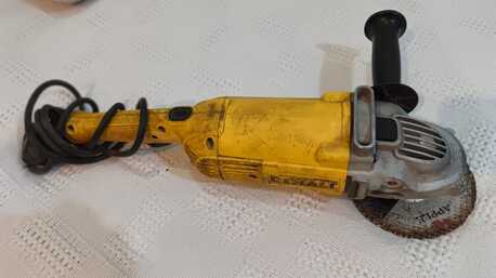 SAR 220,  DeWalt DWE492-QS - Grinder 230 Mm 2.200 Yellow photo 3