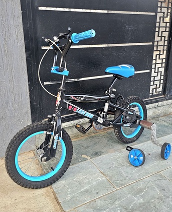 SAR 250,  Kids Bicycle Almost New Condition For 5-8year Kids photo 2