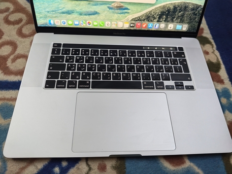 SAR 3100,  Apple Macbook Pro 2019 I9 16inch Retina Display For Sale In Excellent Condition 1tb 16gb R photo 2