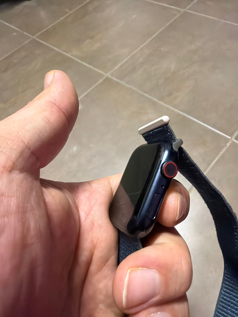 SAR 1000,  Apple Watch Series 9 45mm With Charger And Band photo 2
