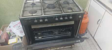 SAR 550,  5 Burner Cooking Range