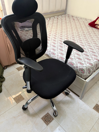 SAR 300,  Computer Chair And Table photo 2