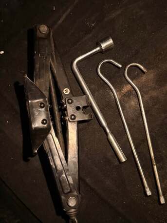 SAR 50,  Car’s Jack, Wrench, Hook - 50sar photo 1