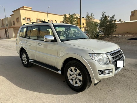 SAR 78000,  Mitsubishi Pajero GLS,  2022,  Automatic,  60000 KM,    With Sunroof N 4WD Option For Urgent Sales photo 3