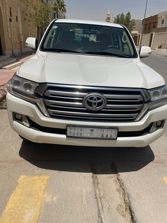 SAR 142000,  Toyota Land Cruiser,  2017,  Automatic,  194000 KM,  Land Cruiser GX  Bahraini Spec photo 1