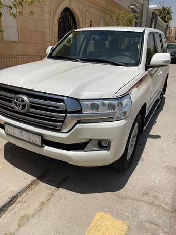 SAR 142000,  Toyota Land Cruiser,  2017,  Automatic,  194000 KM,  Land Cruiser GX  Bahraini Spec photo 2