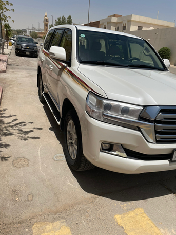 SAR 142000,  Toyota Land Cruiser,  2017,  Automatic,  194000 KM,  Land Cruiser GX  Bahraini Spec photo 3