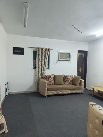 SAR 250,  7 Seater Sofa With Tea Table photo 2