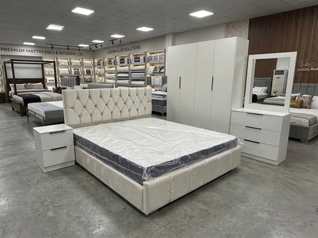 SAR 1600,  COMPLETE WOODEN BEDROOM FURNITURE SET AVAILABLE WITH 4 DOOR WARDROBE IN LOW PRICES photo 2