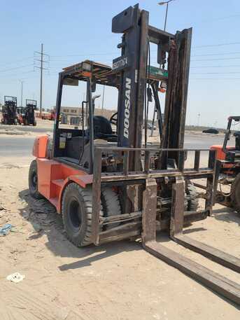 SAR 1000,  Forklifts Are Available For Rent. photo 3