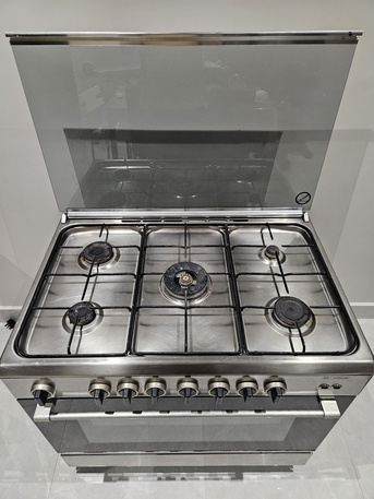 SAR 600,  Italy Gas Oven 5 Burners photo 2