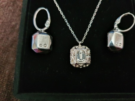 SAR 200,  Swarovski Necklace AnD Earrings Set photo 2