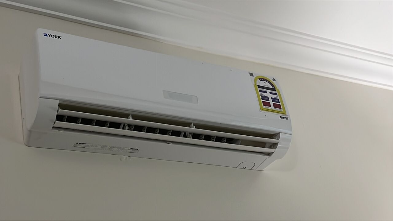 SAR 700,  York 18,000 BTU Split Air Conditioner photo 2