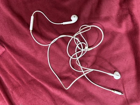 SAR 30,  Original Apple Handsfree Lightning photo 1