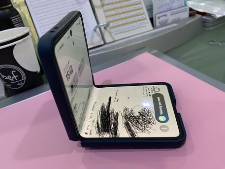 SAR 2200,  Samsung Galaxy Z Flip 7 (Blue Shadow) - 256GB - Under Warrenty - 10/10 Battery Health photo 2