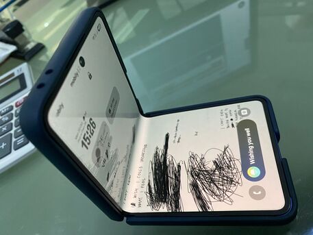 SAR 2200,  Samsung Galaxy Z Flip 7 (Blue Shadow) - 256GB - Under Warrenty - 10/10 Battery Health photo 3