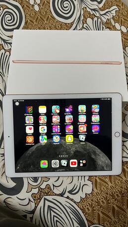 SAR 450,  Apple  IPad 6 Gen  9.7 Inch 32gb 100 % Original Condition U photo 1