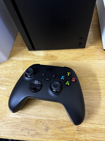 SAR 1900,  Xbox Series X For Sale In Excellent Condition photo 2