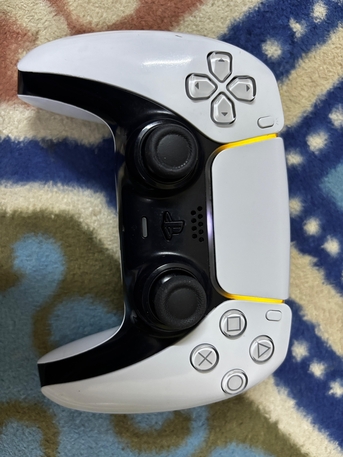 SAR 200,  Ps5 Dual Sense Controller For Sale In Excellent Condition photo 1