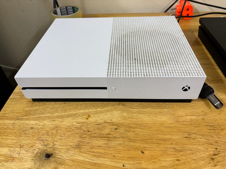 SAR 600,  Xbox One S 1tb For Sale In Excellent Condition Condition photo 1