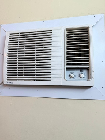 SAR 350,  For Sale – 1.5 Ton Window AC Hot & Cold  Perfect Condition Hot & Cold Window AC photo 1