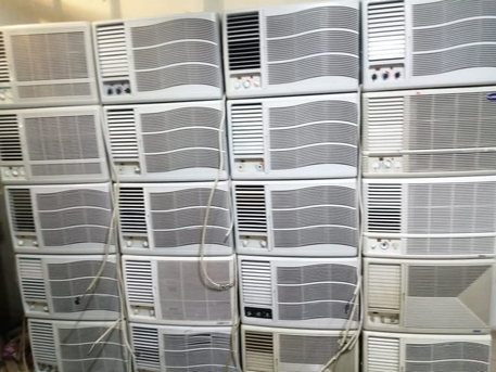 SAR 350,  For Sale – 1.5 Ton Window AC Hot & Cold  Perfect Condition Hot & Cold Window AC photo 2