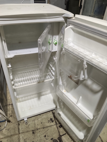 SAR 400,  Samsung Small Saiz Fridge photo 2