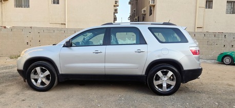 SAR 17000,  For Sale: 2011 GMC Acadia AWD | 100% Original Paint & Accident-Free photo 2