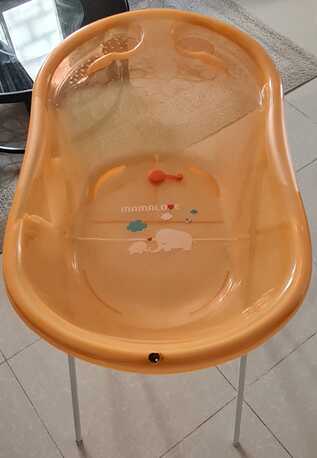 SAR 150,  Baby Changing Table With Bathtub And Stand photo 1