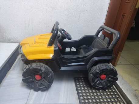 SAR 200,  Kids Car Battery Operated Sutiable For 2 To 6 Yr Boy/Girl, In Good Condition photo 2