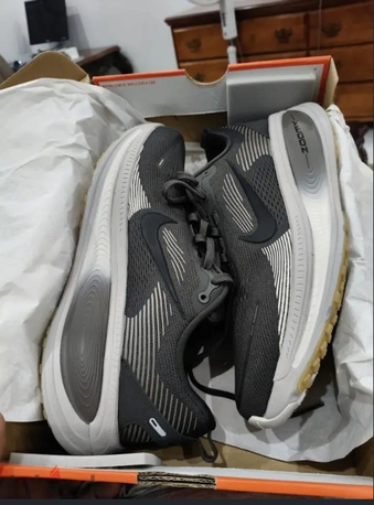 SAR 1008,  New Nike Vomero 18 Mens Shoes Grey UK-9