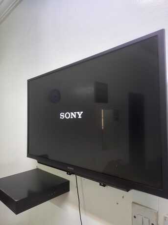SAR 600,  33" Sony TV For Sale photo 1
