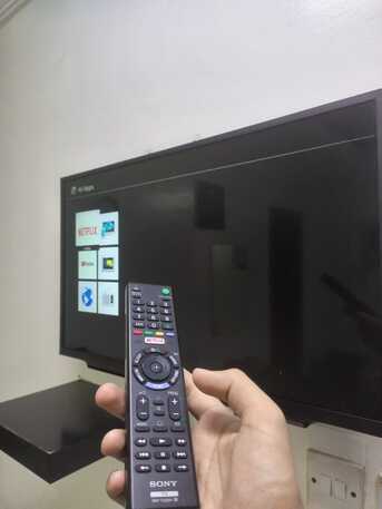 SAR 600,  33" Sony TV For Sale photo 2