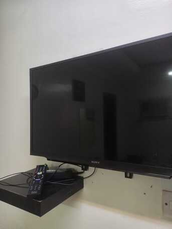 SAR 600,  33" Sony TV For Sale photo 3