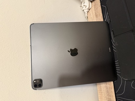 SAR 2200,  IPad Pro (4th Generation) In Excellent Condition photo 2