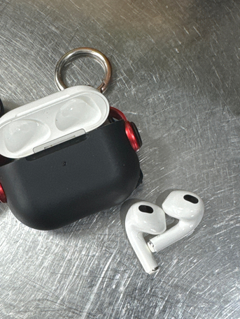 SAR 400,  Apple Airpod 3 photo 3