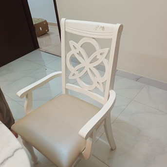 SAR 2500,  Dining Table With 8 Chairs For Sale. photo 3