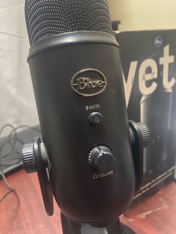 SAR 350,  Title: Blue Yeti USB Microphone – Excellent Condition With Original Box photo 2