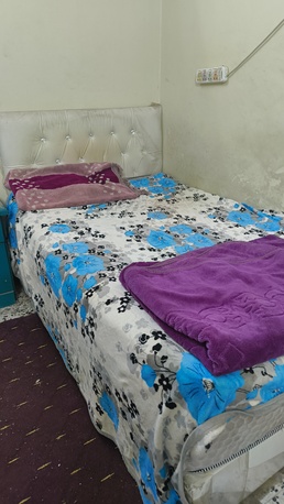 SAR 310,  Misc Items :single Bed With Mattress,geepas Rice Cooker,pair Of 5kg Dumbell photo 1