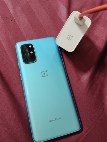 SAR 800,  OnePlus 8T 12gb/256 Gb With Original Charger Free photo 3