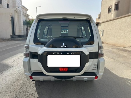 SAR 80000,  Mitsubishi Pajero,  2022,  Automatic,  60000 KM,    GLS With Sunroof N 4WD Option For Urgent Sales photo 2