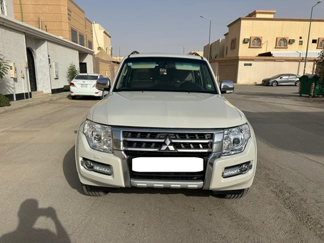 SAR 80000,  Mitsubishi Pajero,  2022,  Automatic,  60000 KM,    GLS With Sunroof N 4WD Option For Urgent Sales photo 3