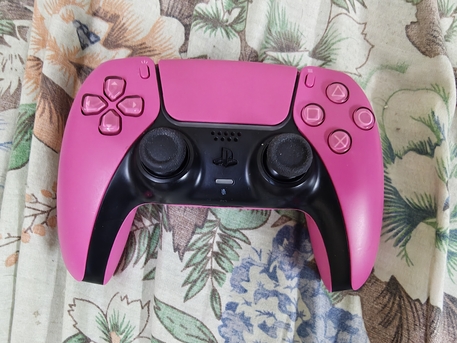 SAR 200,  Ps5 Controller Pink Colour For Sale In Excellent Condition
