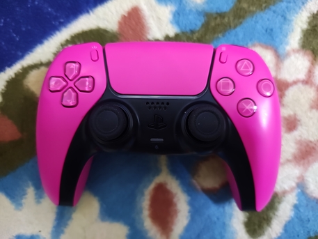 SAR 200,  Ps5 Controller Pink Colour For Sale In Excellent Condition photo 2
