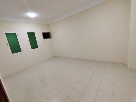 SAR 34000/year,  3 BR,  3bhk Family Unfurnished Flat photo 3