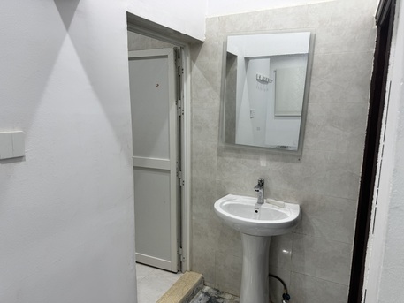 SAR 1250,  Clean Room With Attached Washroom Available For Family photo 3