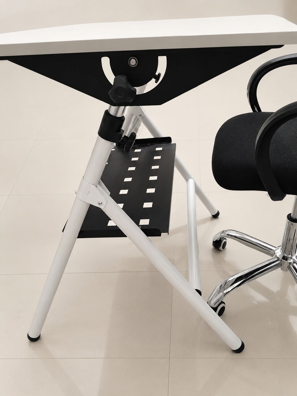 Table With Chair For Sale, Price 150 Riyals Only photo 1