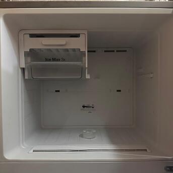 SAR 750,  Samsung Refrigerator & Baby Pram For Sale – Al Murabba, Riyadh Household Items For Sale – photo 3