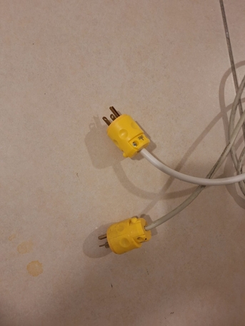 SAR 80,  Leviton 20 Amp, 250 Volt, Grounding Plug Yellow photo 3