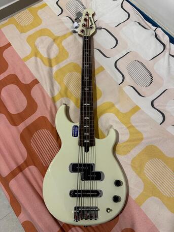 SAR 1700,  Beautiful 5 String Yamaha Bass Guitar- Elegant Color photo 1